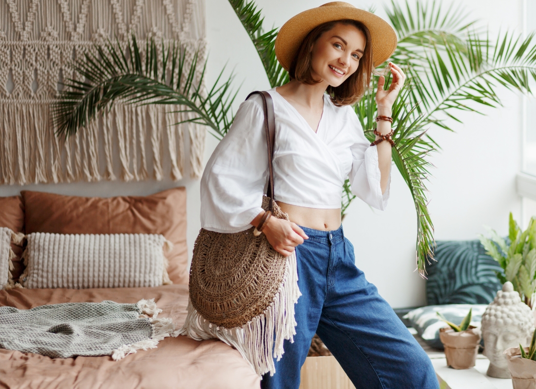 prikaz devojke u boho stilu, šešir na glavi, majica široka bele boje i široke pantalone