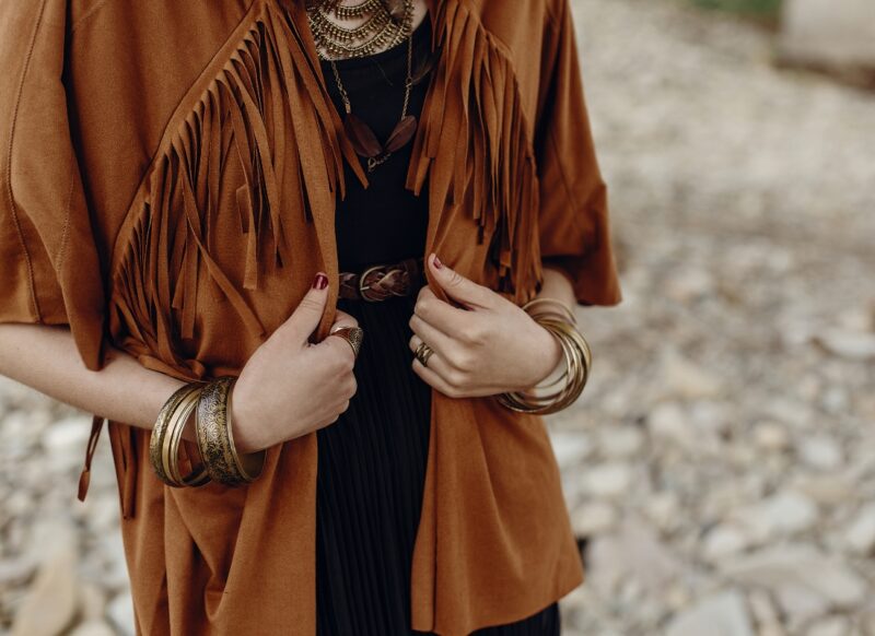 devojka u crnoj haljini sa prslukom krem boje 